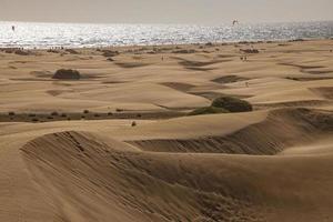 estate deserto paesaggio su un' caldo soleggiato giorno a partire dal maspalomas dune su il spagnolo isola di nonna canaria foto