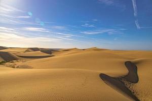 estate deserto paesaggio su un' caldo soleggiato giorno a partire dal maspalomas dune su il spagnolo isola di nonna canaria foto