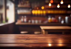 vuoto di legno tavolo e sfocato sfondo di caffè negozio o ristorante. per Prodotto Schermo foto