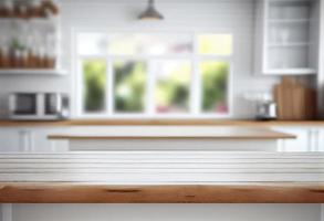 vuoto di legno tavolo e sfocato cucina sfondo, Prodotto Schermo montaggio. foto