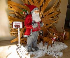 decorazione con poco Santa e renna e sci nel il interno durante Natale foto