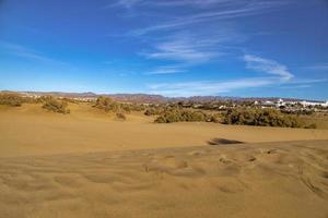 estate deserto paesaggio su un' caldo soleggiato giorno a partire dal maspalomas dune su il spagnolo isola di nonna canaria foto