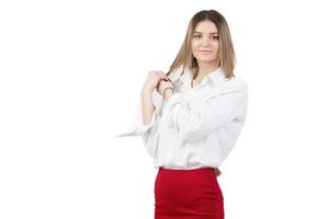 bellissimo giovane donna nel un' bianca camicia e un' rosso gonna su un' bianca sfondo foto