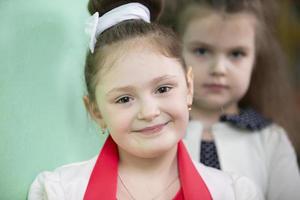 ritratto di un' prescolastico ragazza. un' sei anno vecchio bambino è sorridente. foto