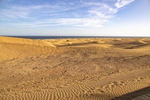 estate deserto paesaggio su un' caldo soleggiato giorno a partire dal maspalomas dune su il spagnolo isola di nonna canaria foto