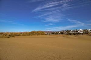 estate deserto paesaggio su un' caldo soleggiato giorno a partire dal maspalomas dune su il spagnolo isola di nonna canaria foto