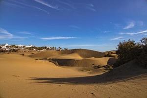 estate deserto paesaggio su un' caldo soleggiato giorno a partire dal maspalomas dune su il spagnolo isola di nonna canaria foto