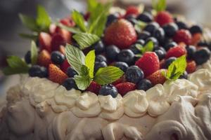 pastello de merengue con frutas foto