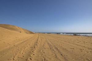 estate deserto paesaggio su un' caldo soleggiato giorno a partire dal maspalomas dune su il spagnolo isola di nonna canaria foto