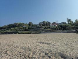 edifici su un' duna di il spiaggia foto