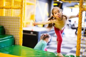 Due sorelle giocando a bambini giocare centro. divertente ragazza mostrare lingua. foto