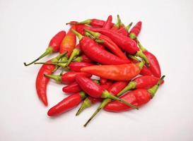 chili peperoni o peperoncino di Cayenna Pepe o cabe rawit isolato su bianca sfondo. foto