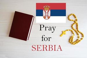 pregare per Serbia. rosario e santo Bibbia sfondo. foto