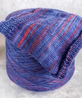 fatto a mano maglieria modello. a maglia tessuto a partire dal un' multicolore filo e un' grande bobina. foto