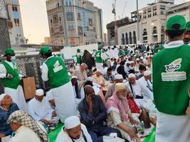 Mecca, Arabia arabia, aprile 2023 - pellegrini a partire dal diverso paesi in giro il mondo siamo occupato rottura loro veloce nel il cortile al di fuori Masjid al-haram. foto