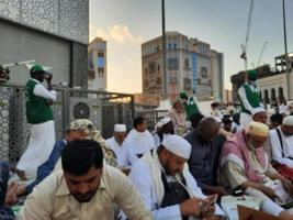 Mecca, Arabia arabia, aprile 2023 - pellegrini a partire dal diverso paesi in giro il mondo siamo occupato rottura loro veloce nel il cortile al di fuori Masjid al-haram. foto