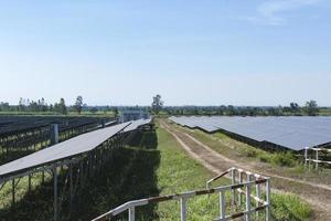 sfondo di fotovoltaico cellula azienda agricola o solare pannelli campo eco amichevole e pulito energia foto