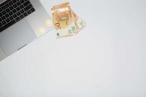 Euro e bitcoin banconote, criptovaluta e blockchain concetto su bianca sfondo piatto posare foto