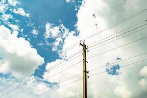 palo elettrico di potenza con filo di linea su sfondo colorato da vicino foto