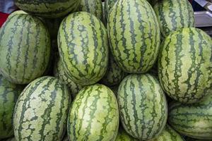 maturo verde anguria sfondo struttura. molti angurie siamo venduto nel il mercato nel il estate calore foto