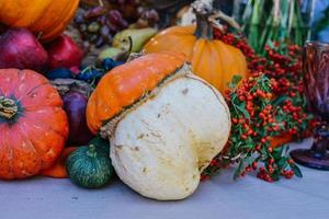 Halloween party.decorative zucca. autunno decorazioni. autunno stagione e verdure foto