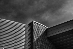 elegante edificio su un' blu cielo sfondo moderno architettura foto