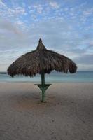 solitario palapa su un' bianca sabbia spiaggia foto