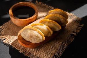 cireng con pollo Riempimento nel un' di legno ciotola. cireng è un' tradizionale ovest giavanese cibo fatto a partire dal tapioca Farina foto