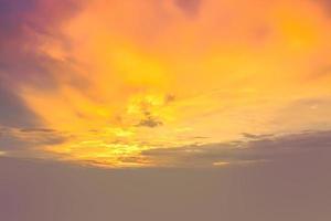 vero sorprendente panoramico Alba o tramonto cielo con dolce colorato nuvole. lungo panorama, Ritaglia esso foto