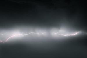 fulmine temporale veloce al di sopra di il notte cielo. concetto su argomento tempo atmosferico, cataclismi foto