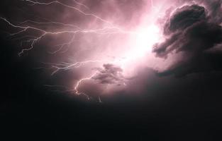 fulmine temporale veloce al di sopra di il notte cielo. concetto su argomento tempo atmosferico, cataclismi foto