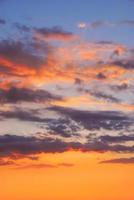 vero sorprendente panoramico Alba o tramonto cielo con dolce colorato nuvole. lungo panorama, Ritaglia esso foto