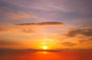 vero sorprendente panoramico Alba o tramonto cielo con dolce colorato nuvole. lungo panorama, Ritaglia esso foto