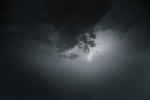 fulmine temporale veloce al di sopra di il notte cielo. concetto su argomento tempo atmosferico, cataclismi foto