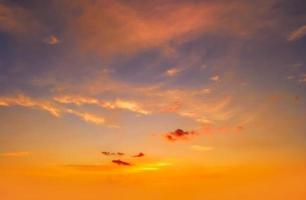 vero sorprendente panoramico Alba o tramonto cielo con dolce colorato nuvole. lungo panorama, Ritaglia esso foto