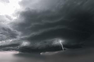 fulmine temporale veloce al di sopra di il notte cielo. concetto su argomento tempo atmosferico, cataclismi foto