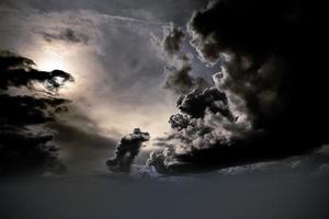 fulmine temporale veloce al di sopra di il notte cielo. concetto su argomento tempo atmosferico, cataclismi foto