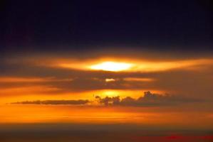 vero sorprendente panoramico Alba o tramonto cielo con dolce colorato nuvole. lungo panorama, Ritaglia esso foto