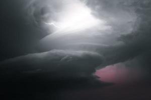 fulmine temporale veloce al di sopra di il notte cielo. concetto su argomento tempo atmosferico, cataclismi foto