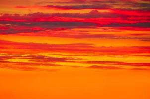 vero sorprendente panoramico Alba o tramonto cielo con dolce colorato nuvole. lungo panorama, Ritaglia esso foto