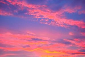 vero sorprendente panoramico Alba o tramonto cielo con dolce colorato nuvole. lungo panorama, Ritaglia esso foto