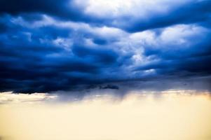 fulmine temporale veloce al di sopra di il notte cielo. concetto su argomento tempo atmosferico, cataclismi foto