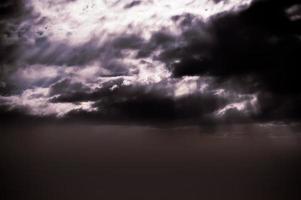 fulmine temporale veloce al di sopra di il notte cielo. concetto su argomento tempo atmosferico, cataclismi foto