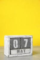 Maggio 7, di legno del desktop calendario giallo sfondo.primavera mese raffigurato su cubi.posto per il tuo idee. foto