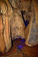 interessante originale grotta nel il Turco montagne con stalattiti e stalagmiti la creazione di il sfondo foto