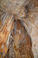 interessante originale grotta nel il Turco montagne con stalattiti e stalagmiti la creazione di il sfondo foto