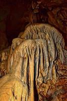 interessante originale grotta nel il Turco montagne con stalattiti e stalagmiti la creazione di il sfondo foto