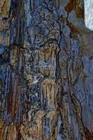 interessante originale grotta nel il Turco montagne con stalattiti e stalagmiti la creazione di il sfondo foto