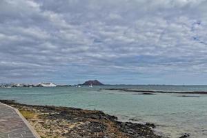 mare paesaggio con il oceano e un' Visualizza di il spagnolo isola di de lobos con un' nave nel il sfondo foto