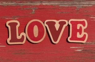 parola amore su vecchio rosso di legno tavola foto
